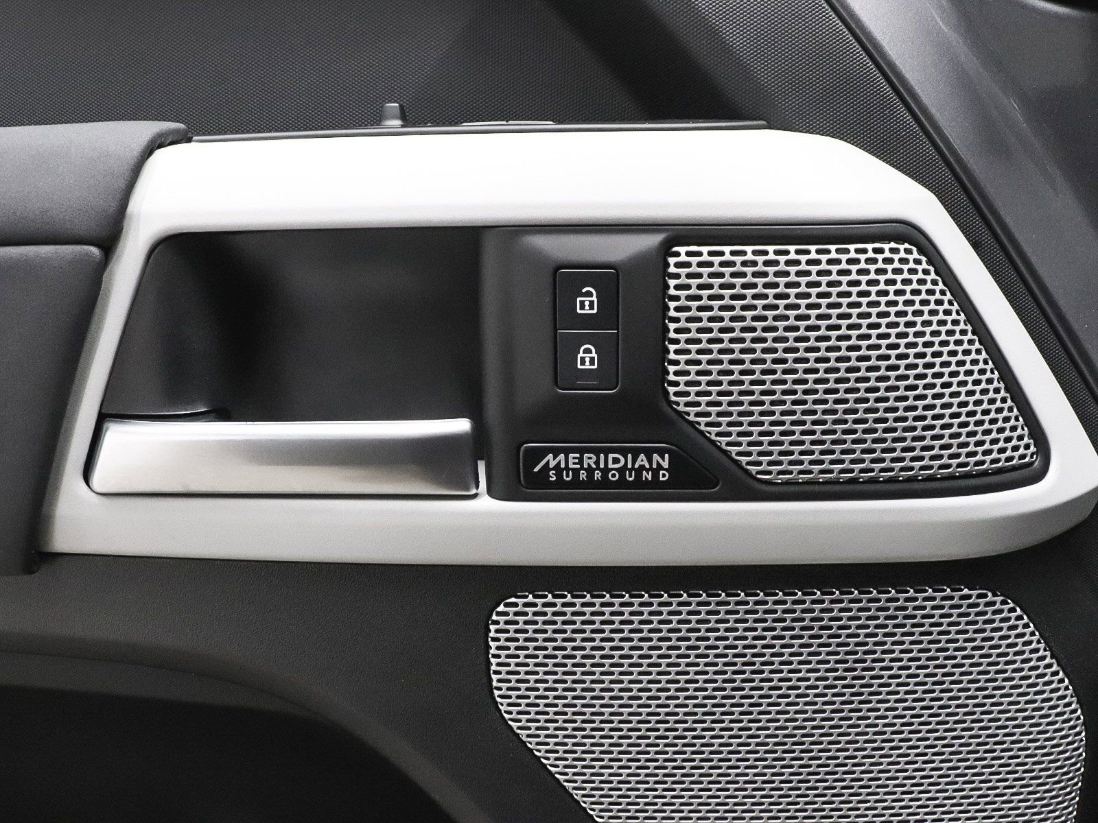 Used 2023 Land Rover Defender 130 X-Dynamic SE image 10