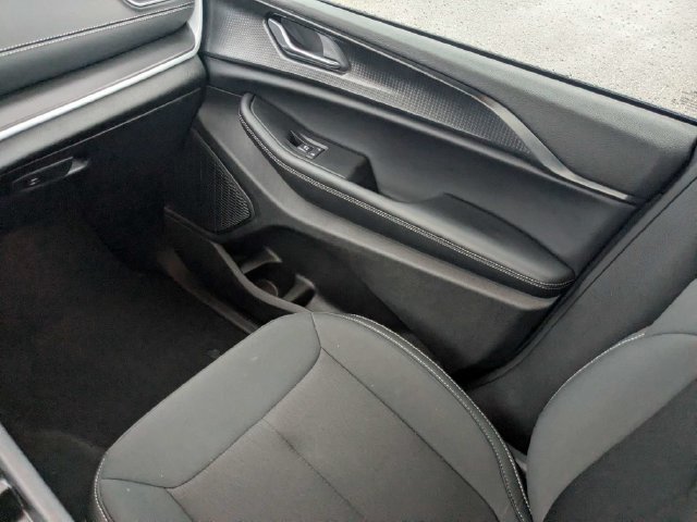 Used 2025 Jeep Grand Cherokee Laredo X RWD image 18