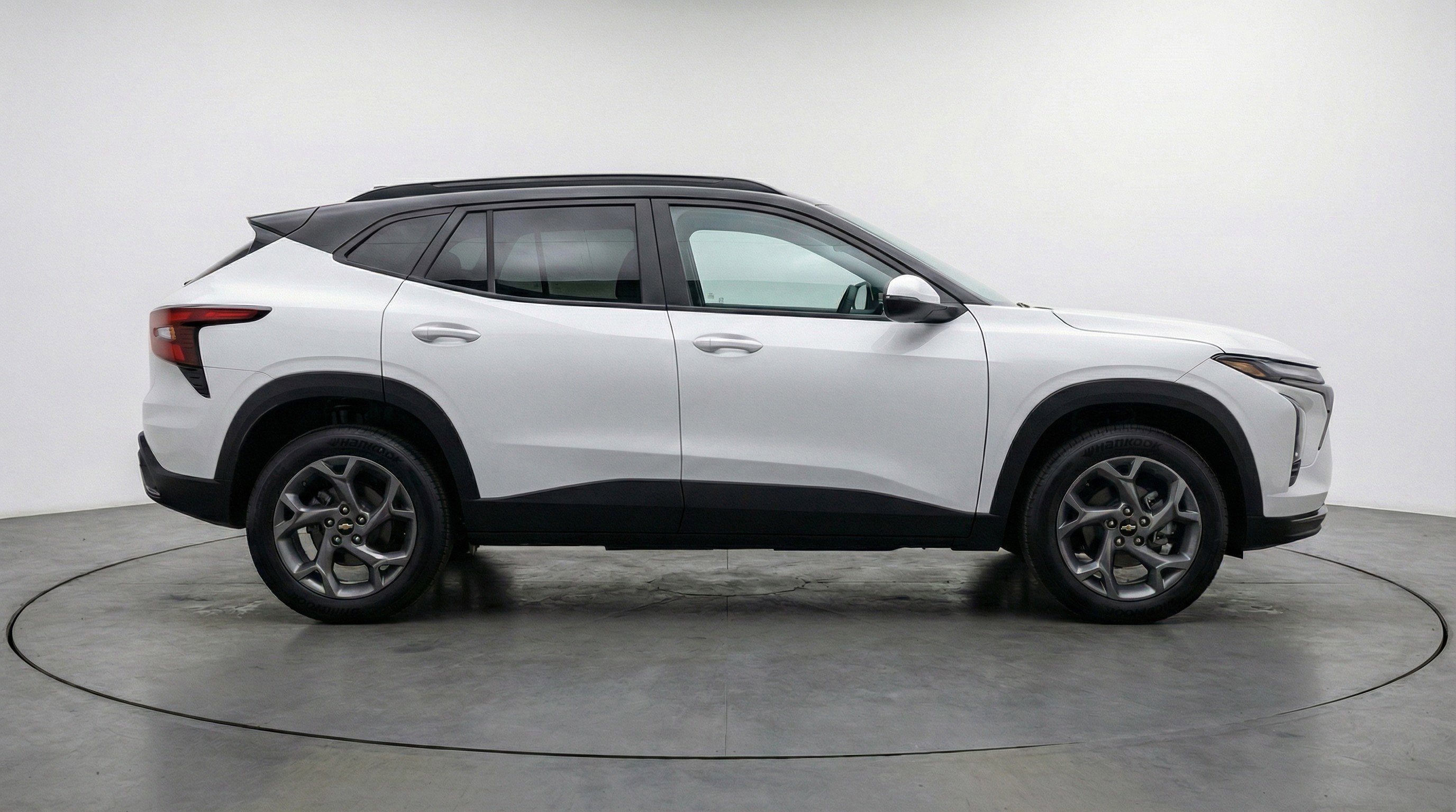 Used 2025 Chevrolet Trax LT w/ LT Convenience Package FWD image 11