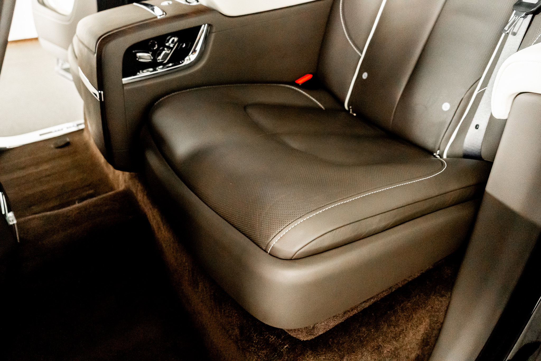 Used 2023 Rolls-Royce Cullinan w/ Cullinan Package image 23