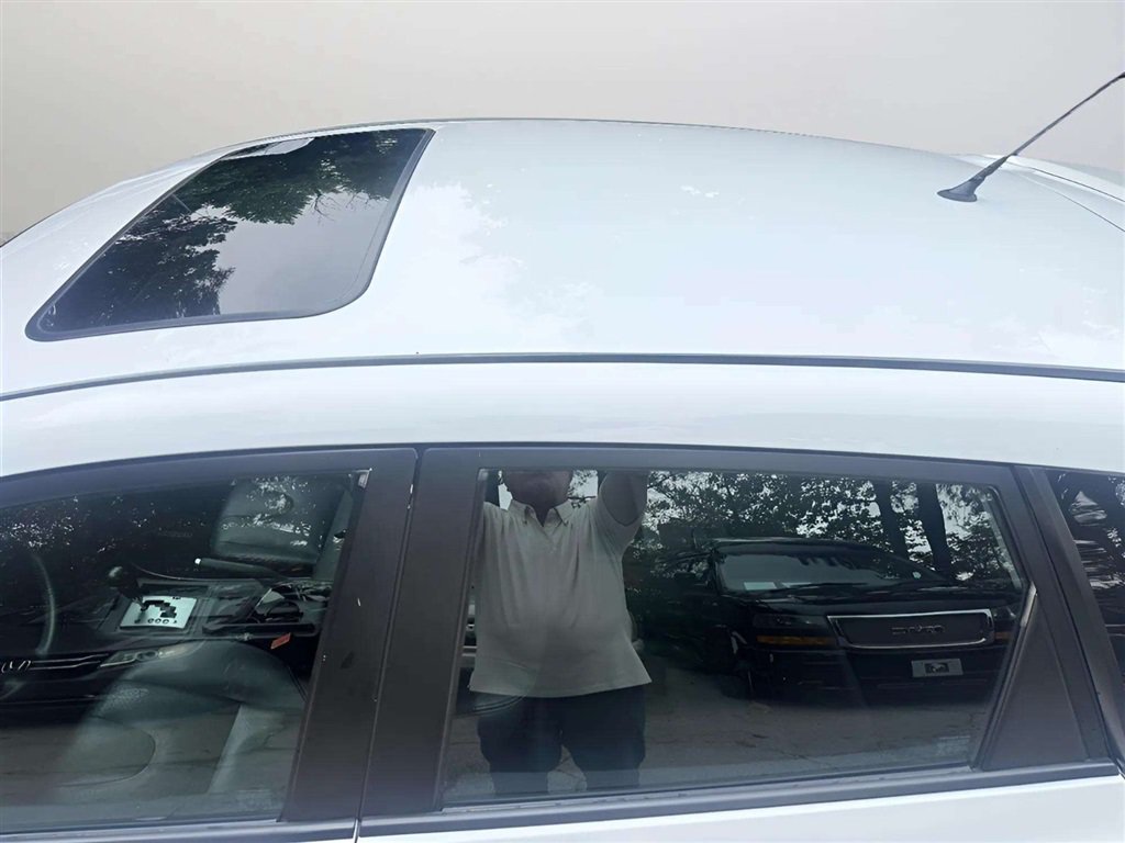 Used 2004 MAZDA MAZDA3 s w/ Moonroof & 6-CD Pkg FWD image 17