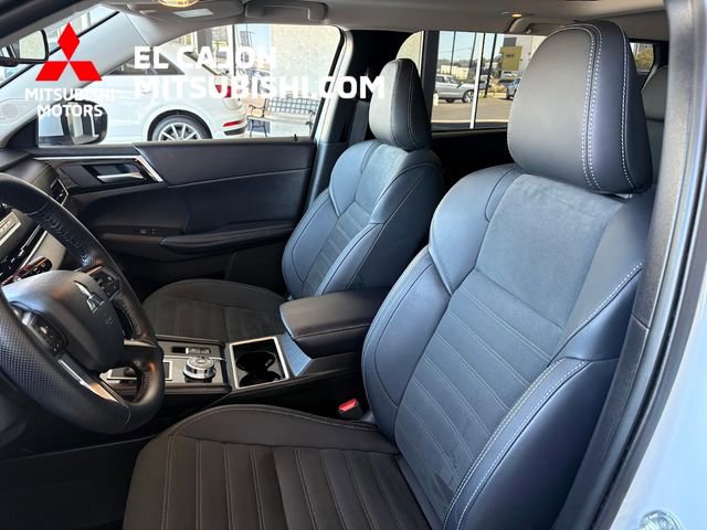 Used 2025 Mitsubishi Outlander SE image 13