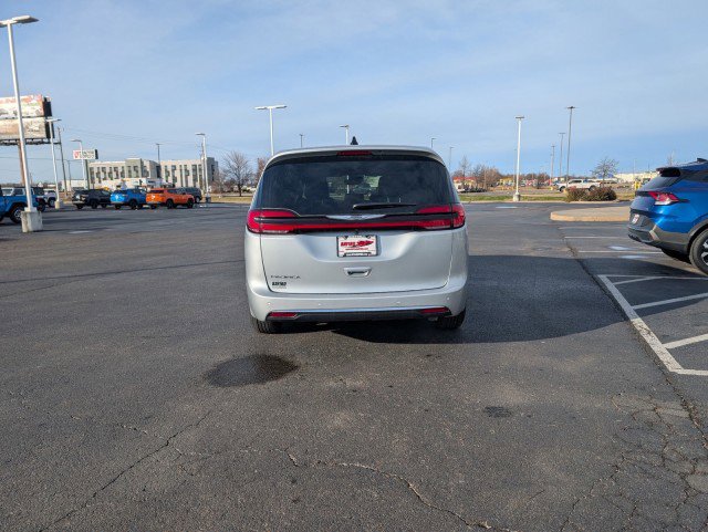 New 2026 Chrysler Pacifica Select image 10