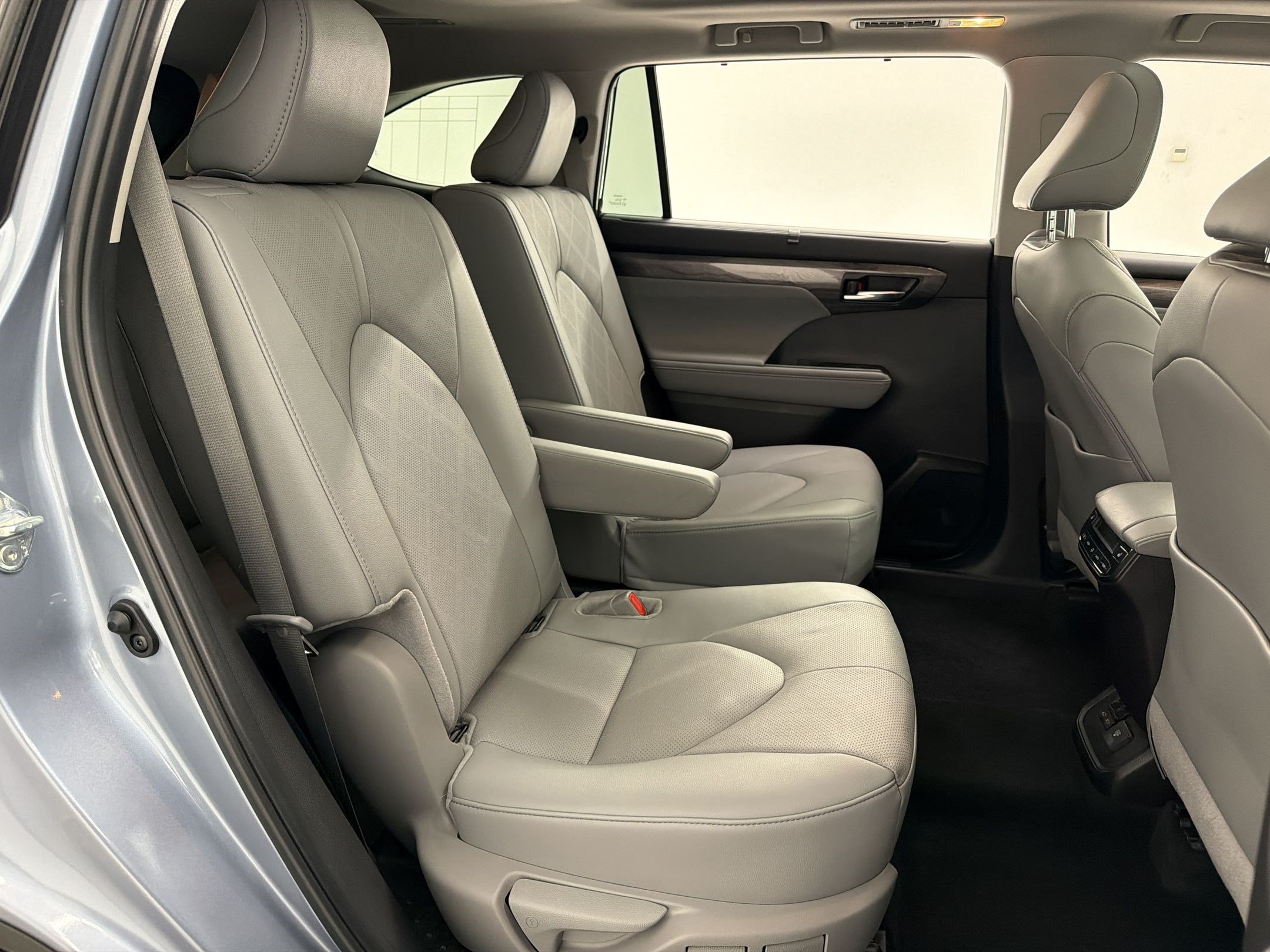 Used 2024 Toyota Highlander Platinum FWD image 32