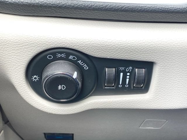 Used 2024 Chrysler Pacifica Limited FWD image 18