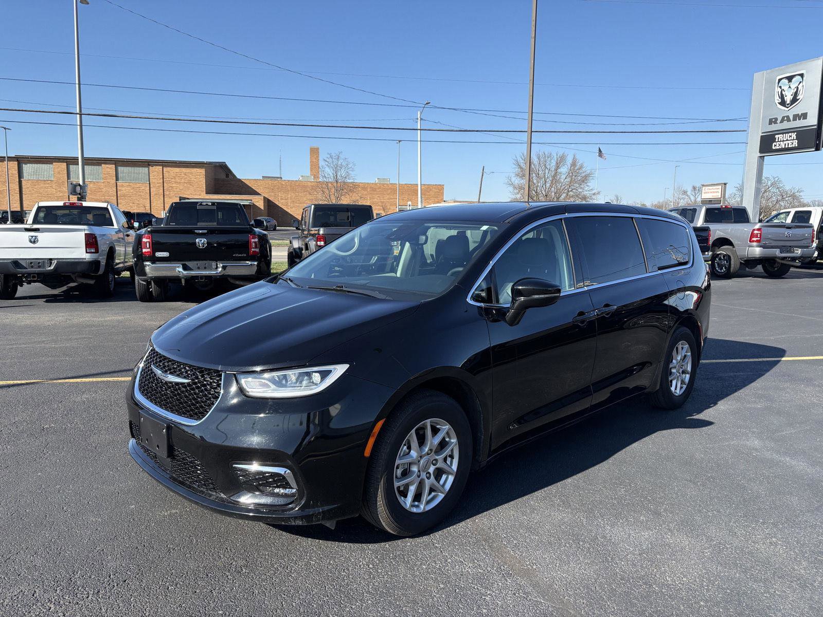 Used 2024 Chrysler Pacifica Touring-L image 21