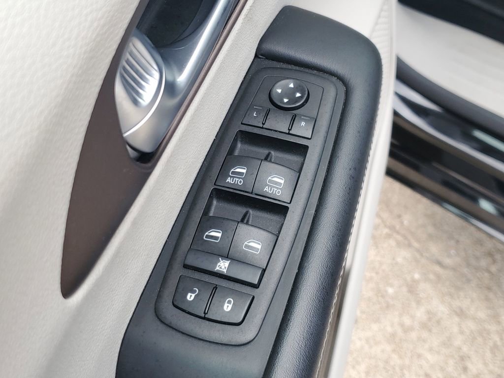 Used 2024 Chrysler Voyager LX image 18