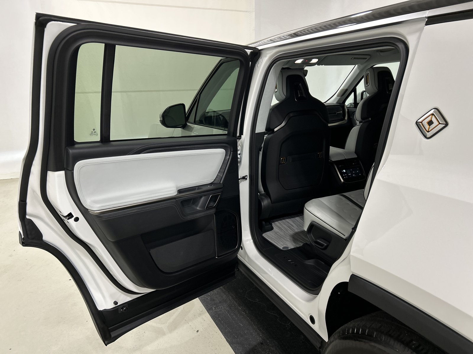 Used 2024 Rivian R1S Adventure AWD/4WD image 17