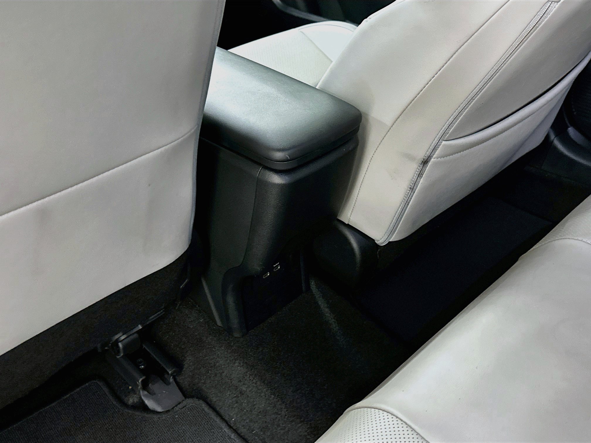 Used 2024 Toyota Prius XLE FWD image 29
