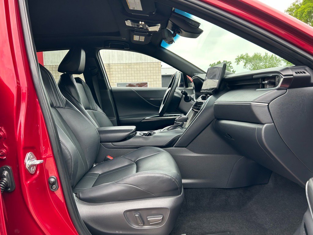 Used 2023 Toyota Venza Limited image 8