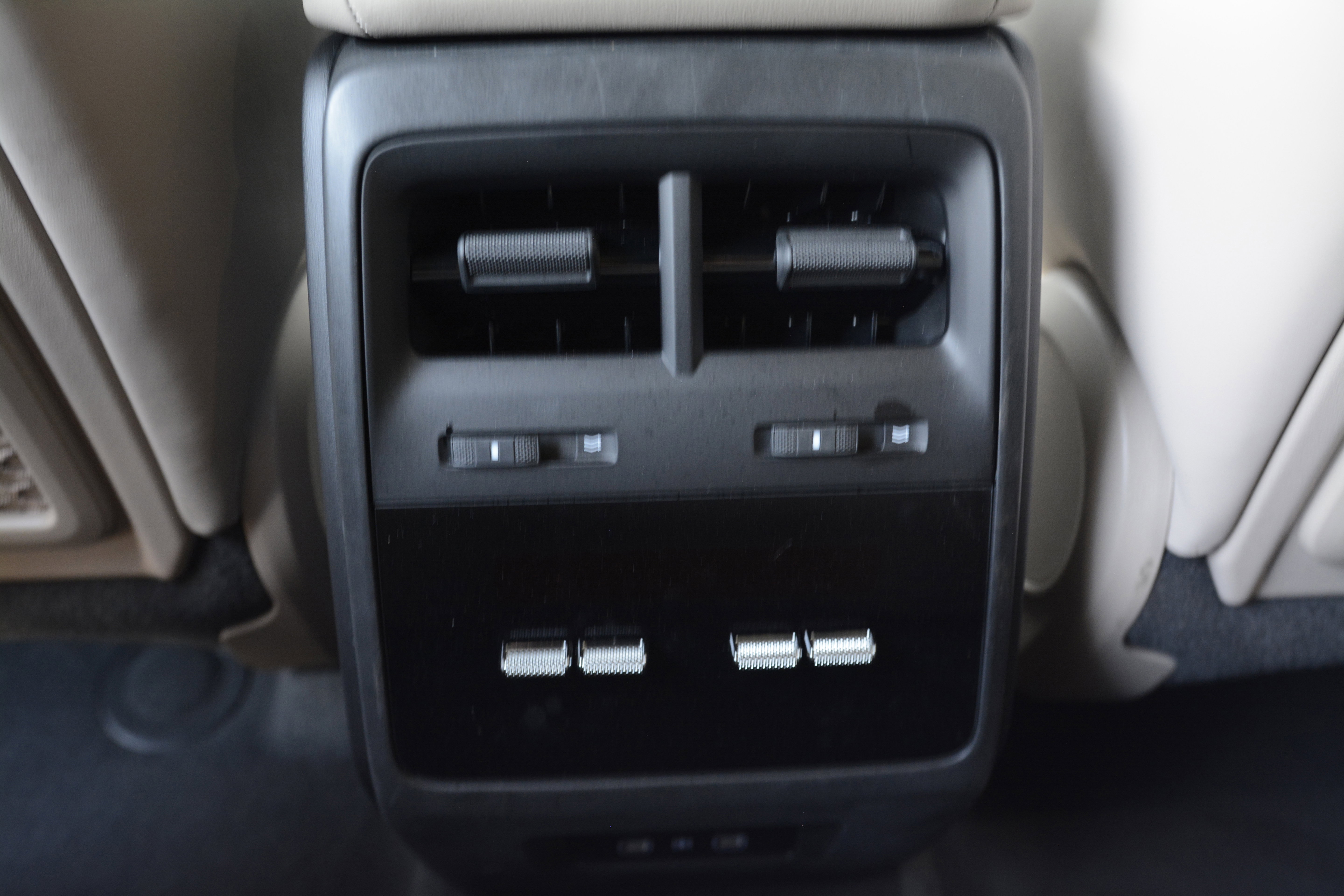 Certified 2025 Porsche Macan 4 Electric image 32