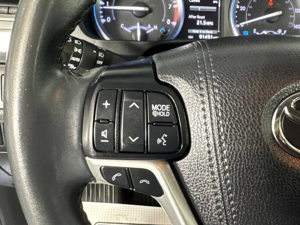 Used 2019 Toyota Highlander XLE AWD/4WD image 18