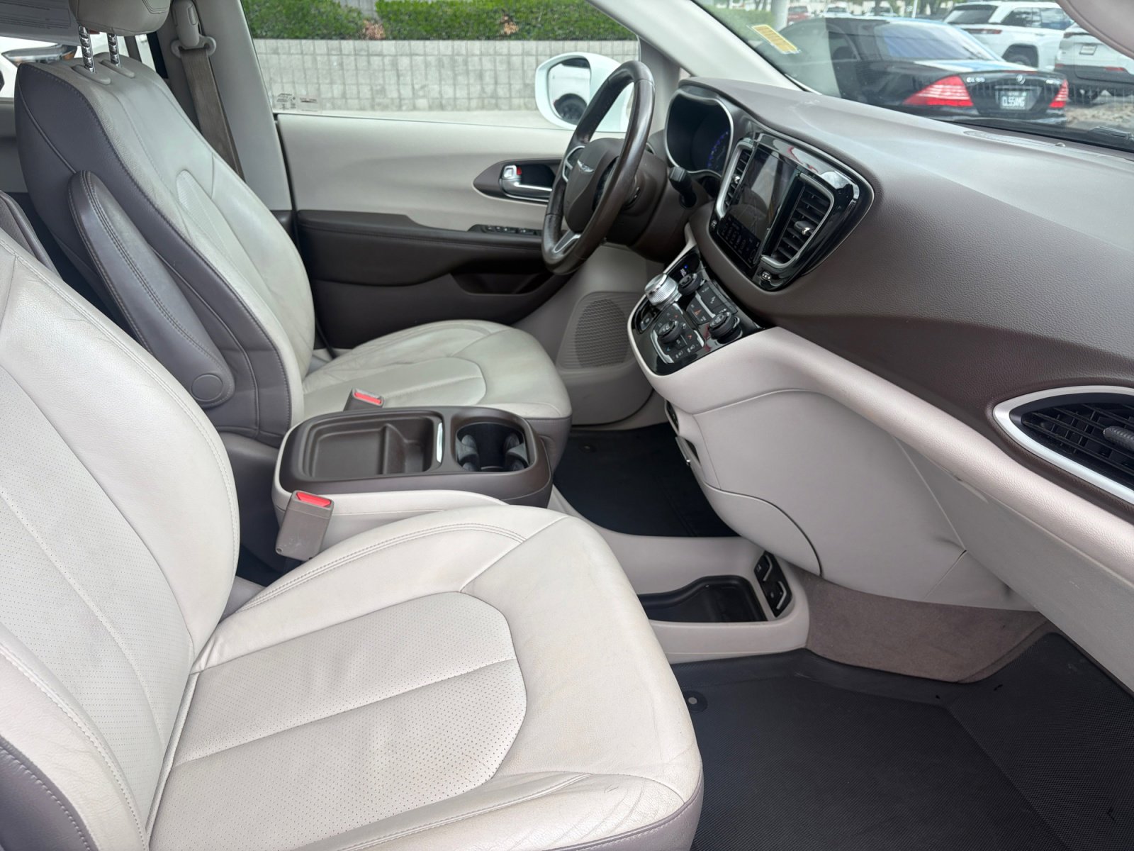 Used 2018 Chrysler Pacifica Touring-L FWD image 31