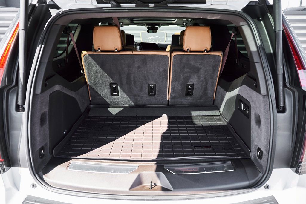 Used 2023 Cadillac Escalade ESV Sport w/ LPO, ONYX Package image 17