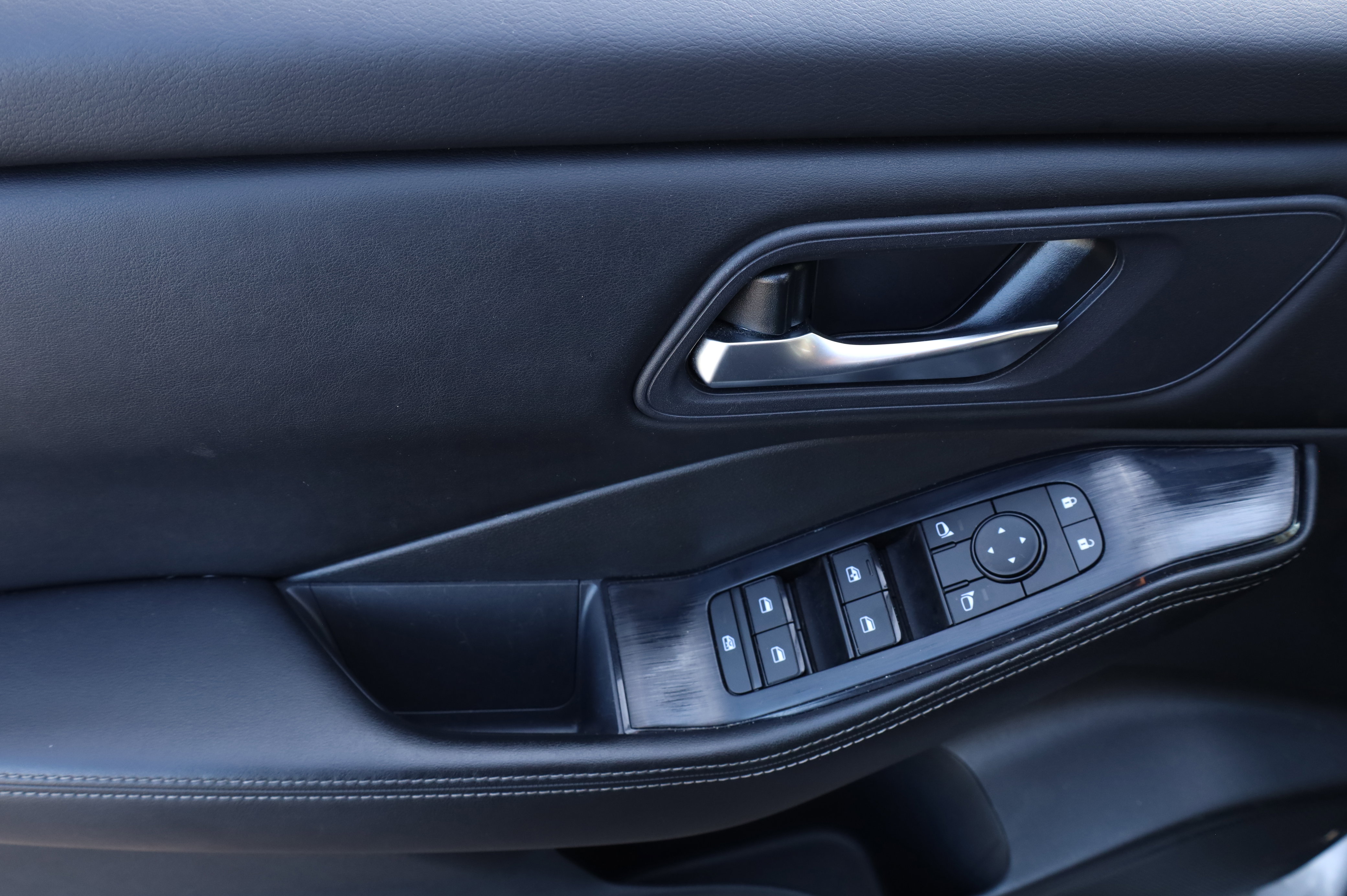 Used 2024 Nissan Rogue SV image 19