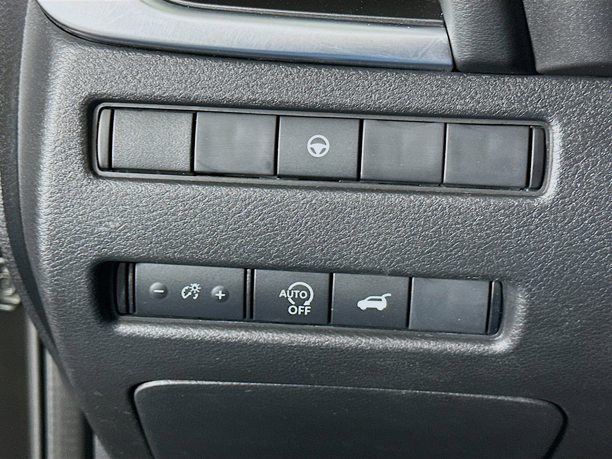 Used 2025 Nissan Rogue SV FWD image 17