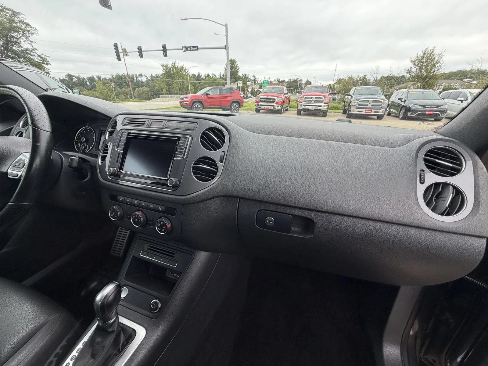 Used 2016 Volkswagen Tiguan R-Line FWD image 14