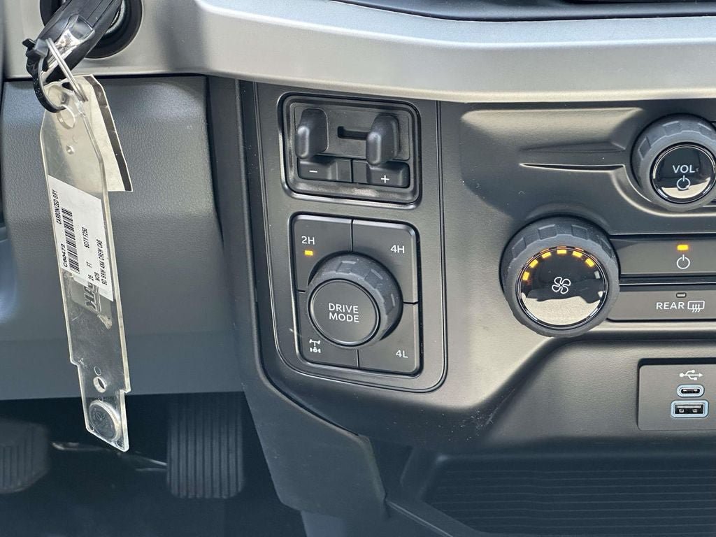 New 2026 Ford F250 XLT w/ FX4 Off-Road Package AWD/4WD image 15