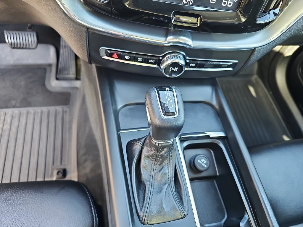Used 2018 Volvo XC60 T5 Momentum w/ Vision Package AWD/4WD image 19