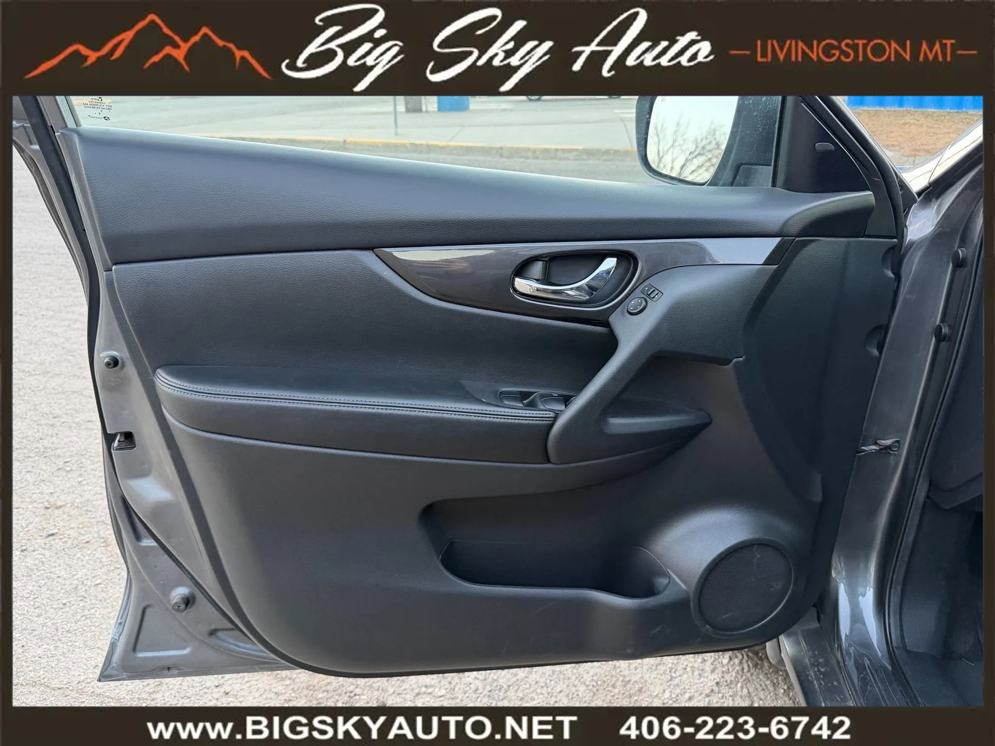 Used 2019 Nissan Rogue SV image 11