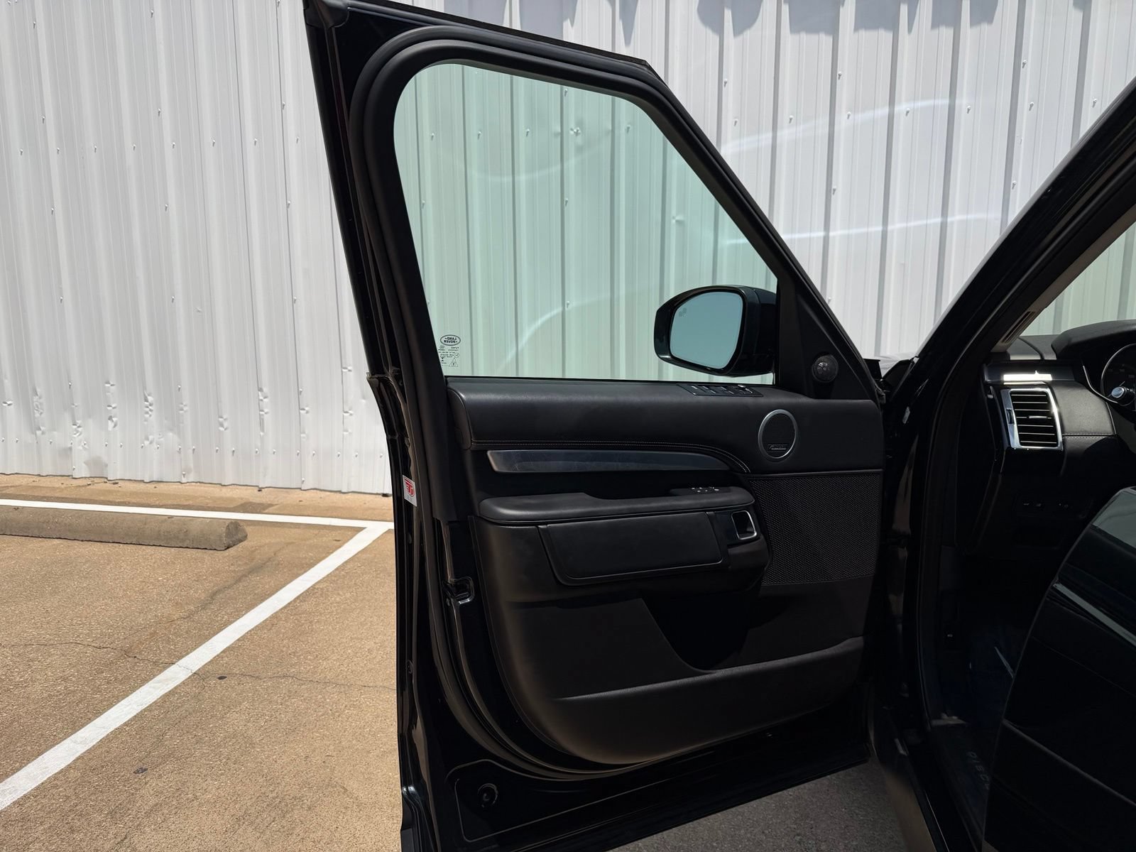 Used 2017 Land Rover Discovery First Edition AWD/4WD image 21