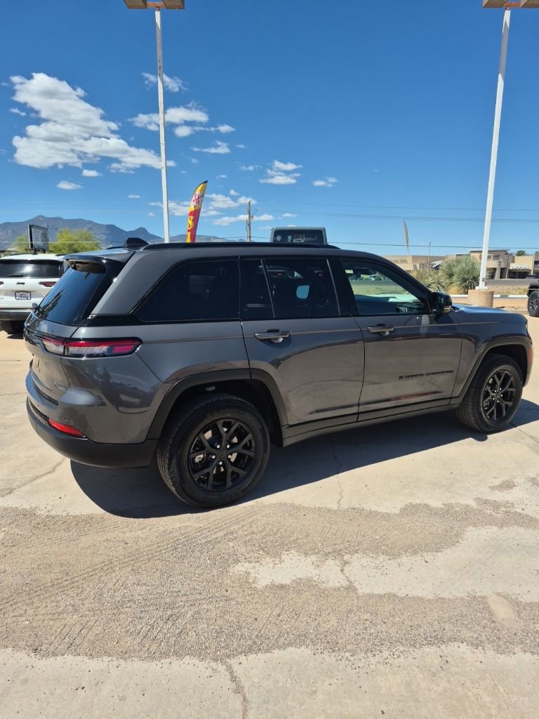 Used 2025 Jeep Grand Cherokee Altitude image 5