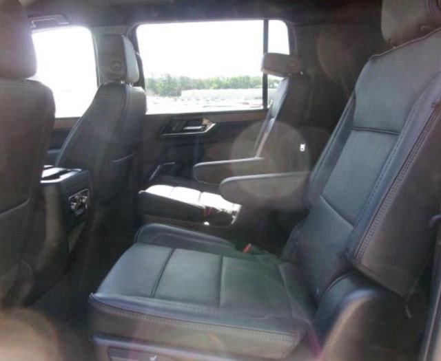 Used 2025 GMC Yukon XL Denali AWD/4WD image 7
