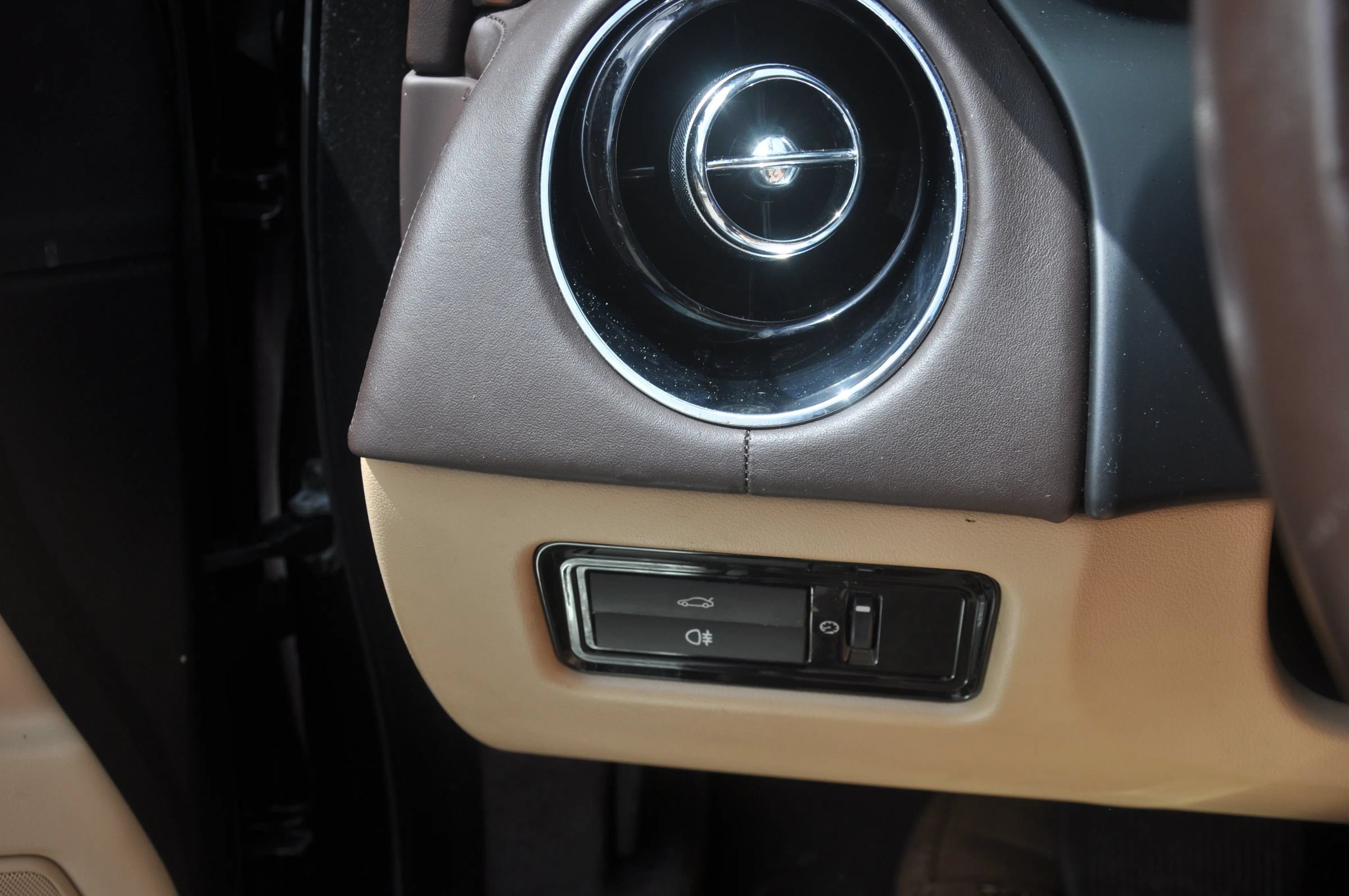 Used 2011 Jaguar XJ L RWD image 34