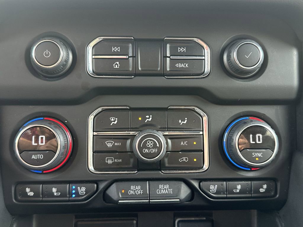 Used 2024 Chevrolet Suburban Premier image 29