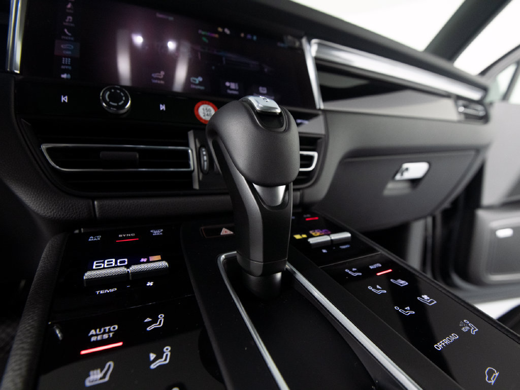 Certified 2026 Porsche Macan AWD/4WD image 30