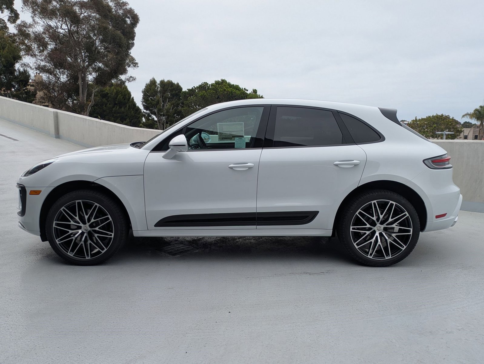 Certified 2025 Porsche Macan AWD/4WD image 2
