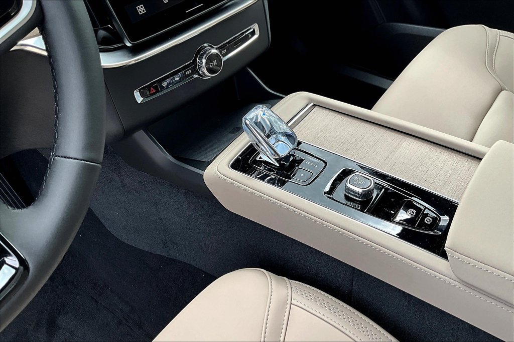 New 2026 Volvo XC90 B6 Plus w/ Protection Package Premier AWD/4WD image 16