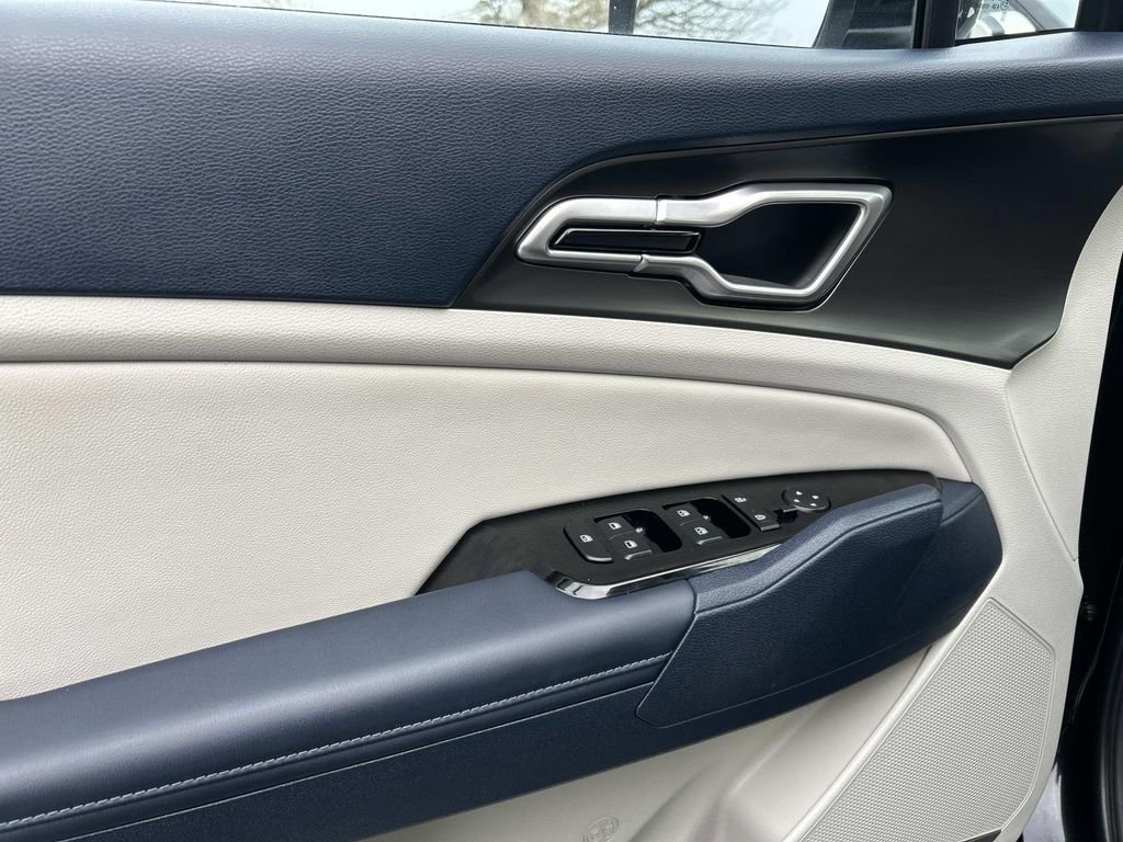 Certified 2025 Kia Sportage EX image 17