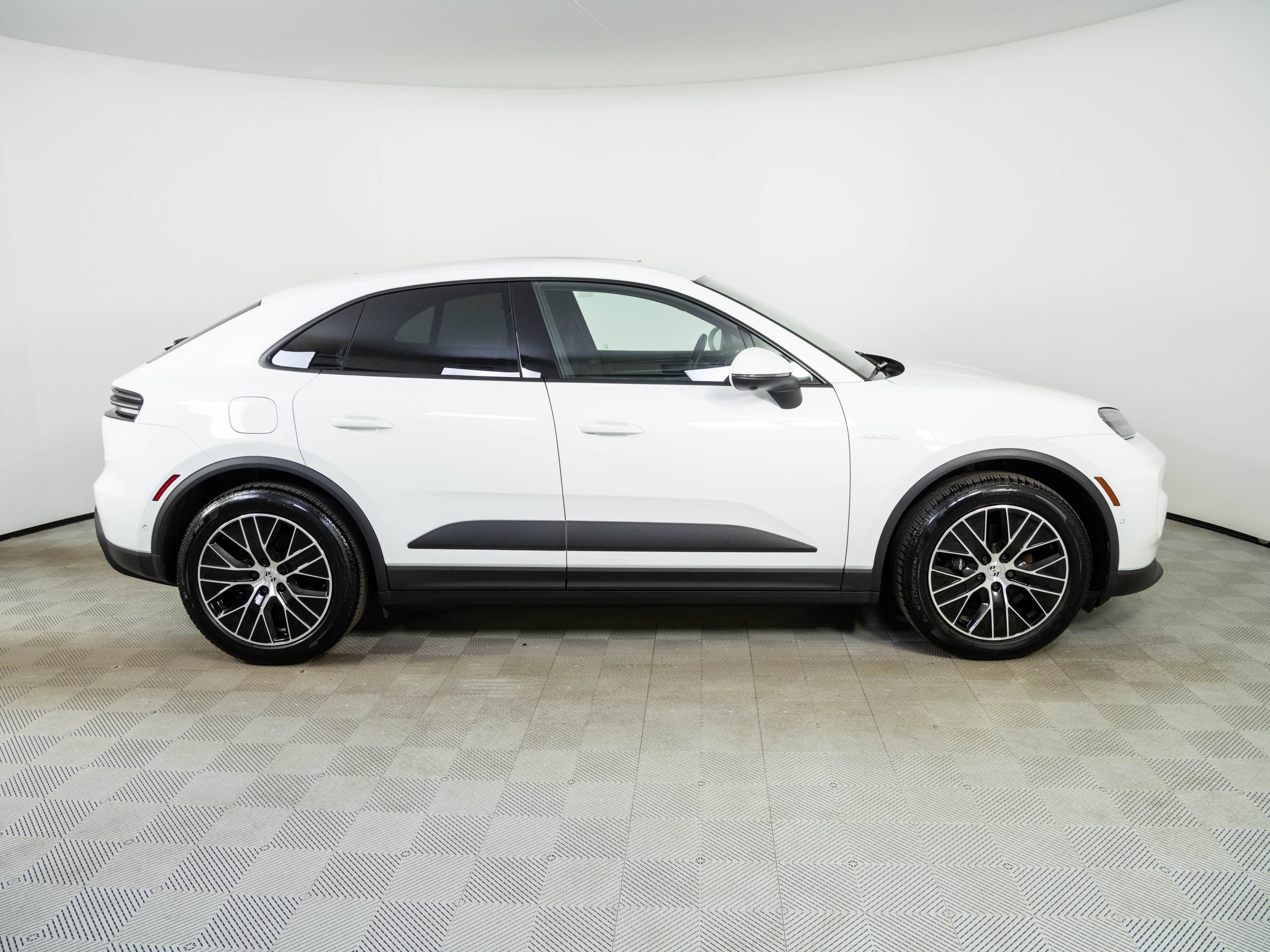 Used 2025 Porsche Macan Electric RWD image 28