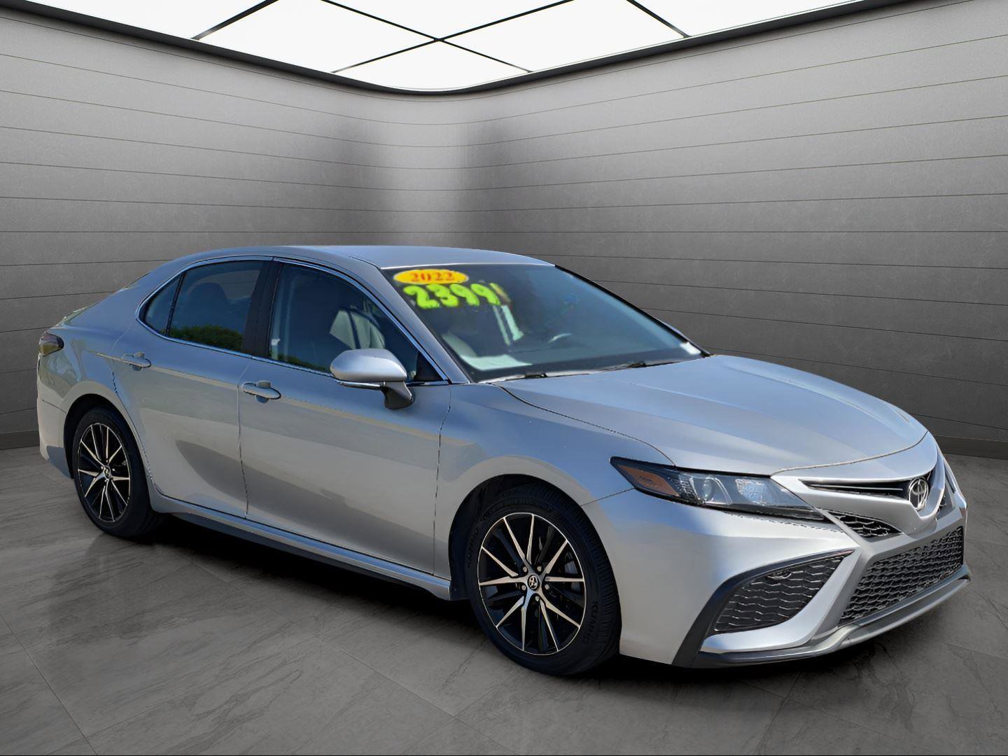 Used 2022 Toyota Camry SE image 3