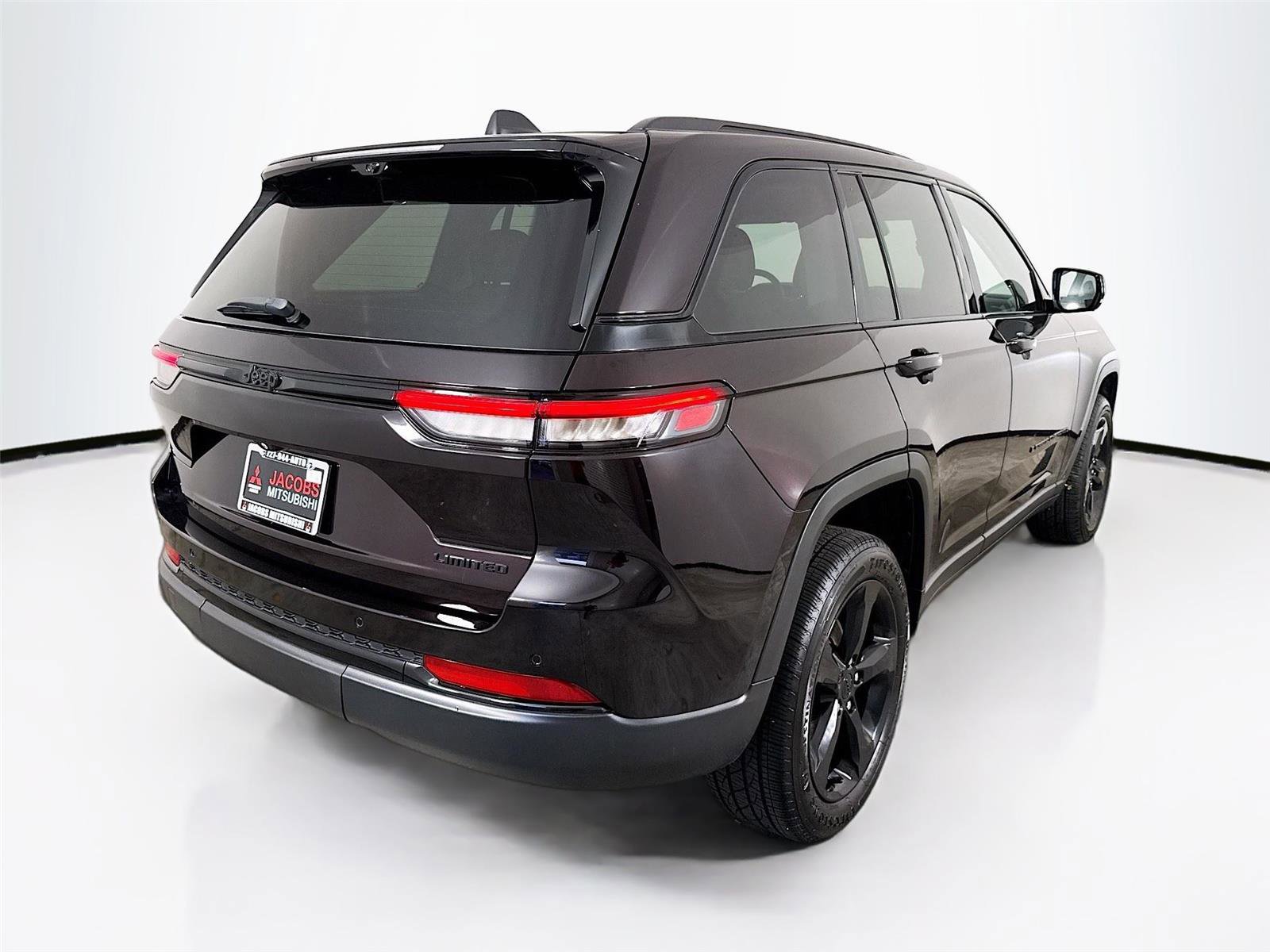 Used 2023 Jeep Grand Cherokee Limited w/ Luxury Tech Group II image 7