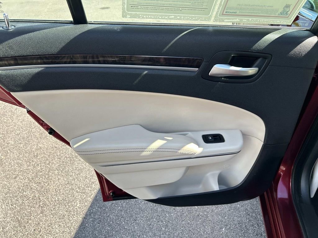Used 2018 Chrysler 300 Limited image 19