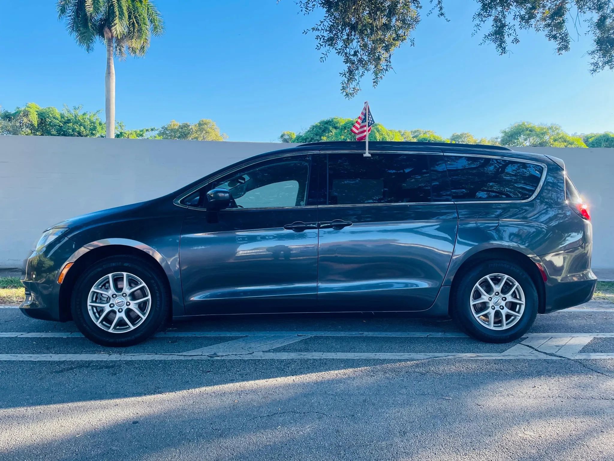 Used 2021 Chrysler Voyager Lxi image 2