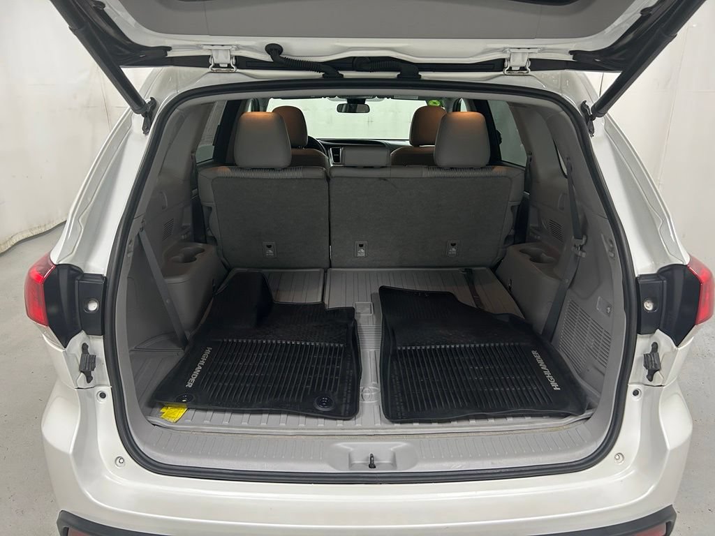 Used 2018 Toyota Highlander Plus AWD/4WD image 11