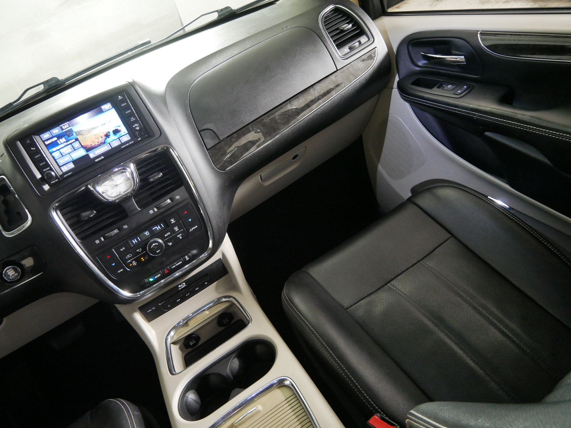 Used 2015 Chrysler Town & Country Touring-L w/ Driver Convenience Group FWD image 11