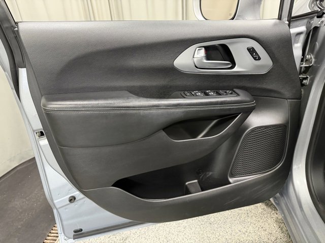 Used 2021 Chrysler Pacifica Touring-L w/ Uconnect Theater Family Group image 18