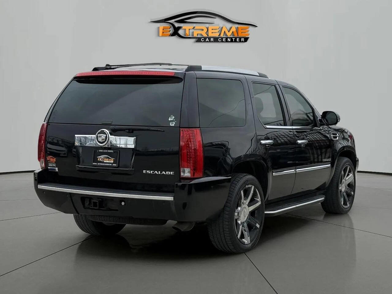 Used 2011 Cadillac Escalade Luxury AWD/4WD image 6