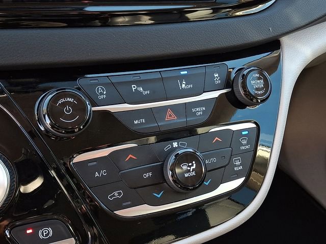 Used 2024 Chrysler Pacifica Touring-L image 15