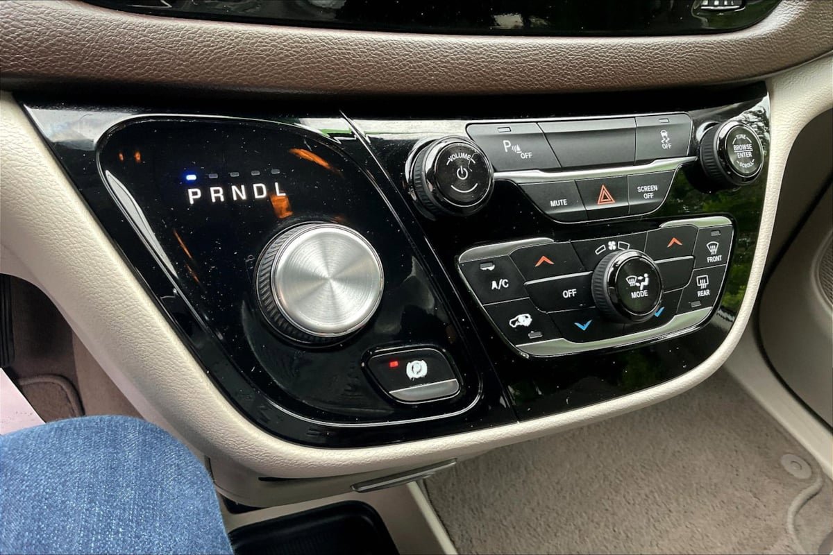 Used 2019 Chrysler Pacifica L FWD image 14
