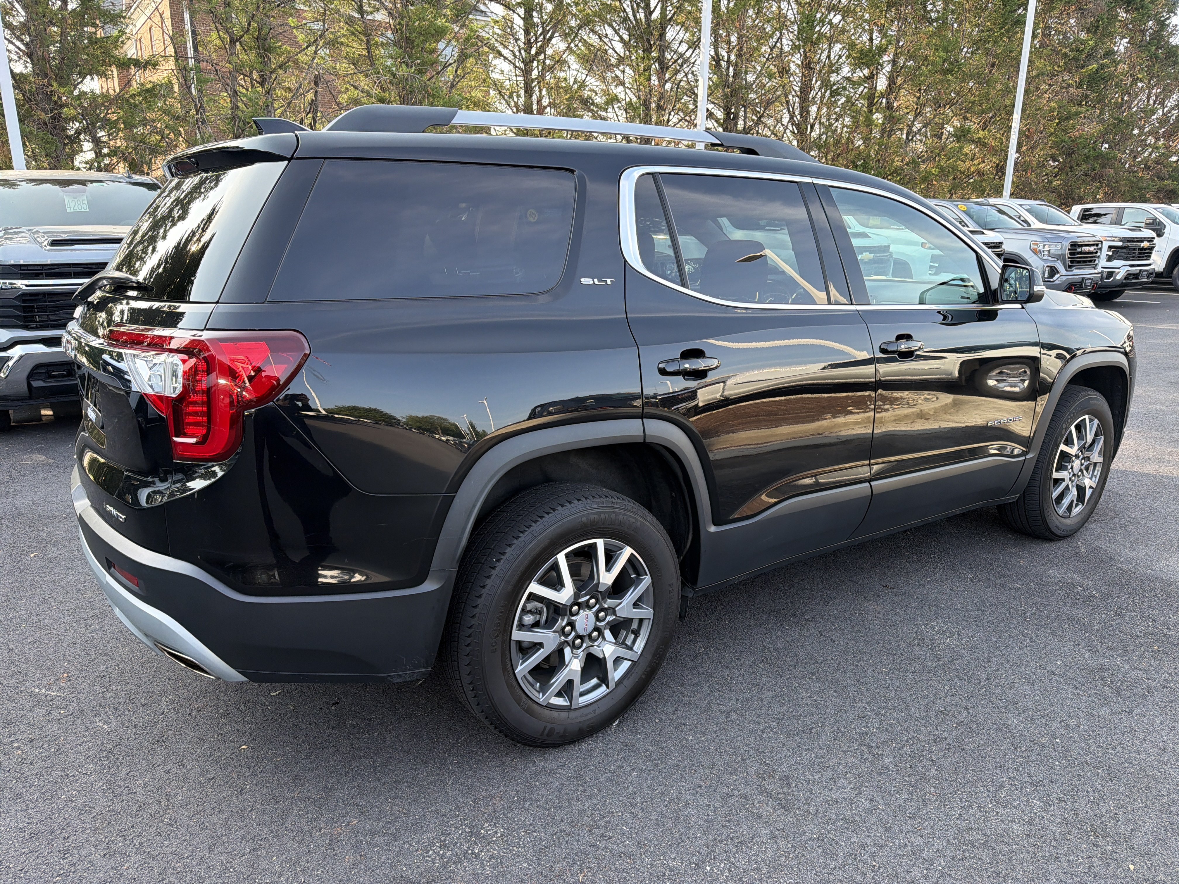 Used 2023 GMC Acadia SLT AWD/4WD image 10