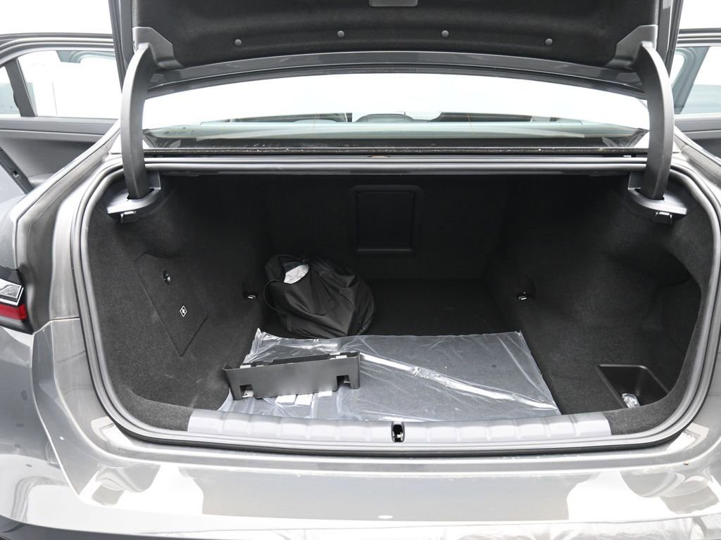 New 2026 BMW 750e xDrive image 17