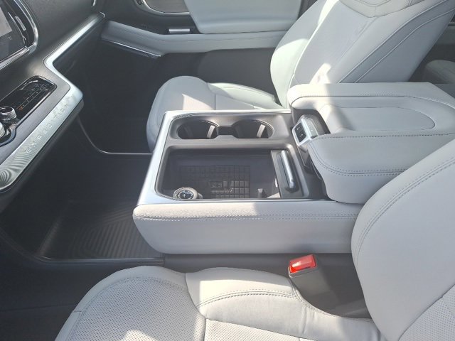 New 2025 Ford Expedition Platinum image 17