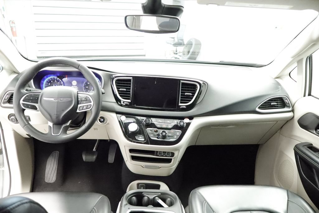 Certified 2023 Chrysler Pacifica Touring-L FWD image 28