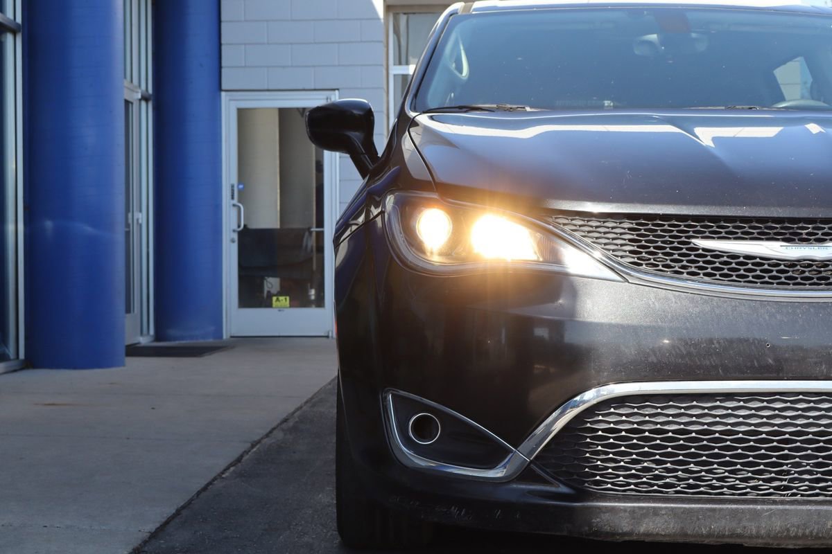 Used 2018 Chrysler Pacifica Touring Plus w/ Tire & Wheel Group FWD image 26