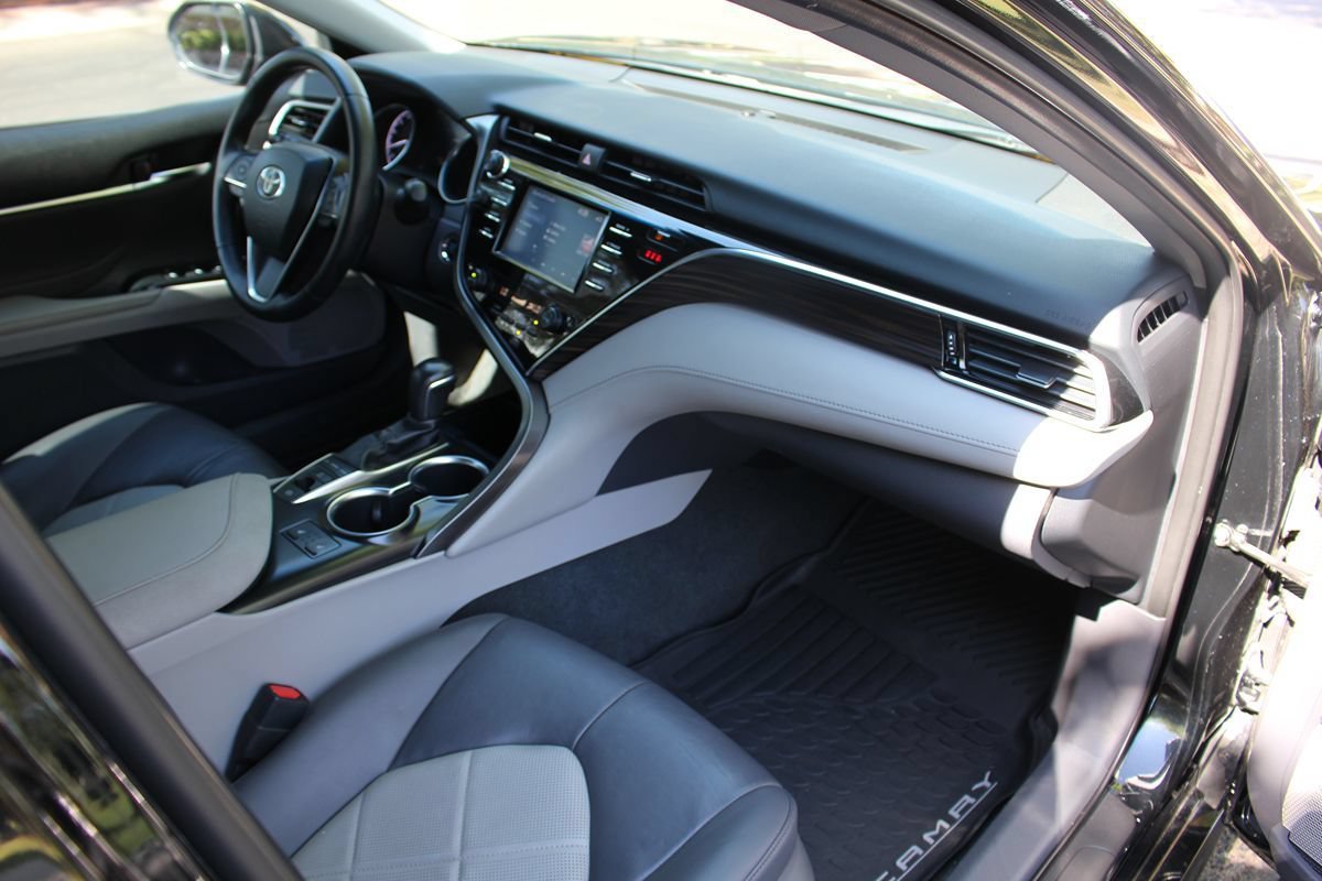Used 2018 Toyota Camry XLE FWD image 16